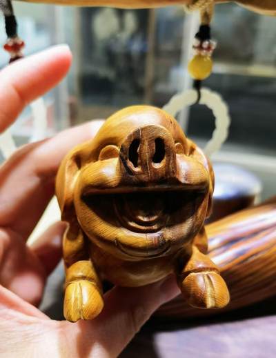 太行崖柏福猪手把件男款，太行崖柏，精雕细刻憨态可掬，福气满满，香味浓郁醇厚，静心安神，嘴巴下方有轻微裂痕，无裂不崖柏，不影响盘玩！尺寸：9cm＊5cm＊6cm