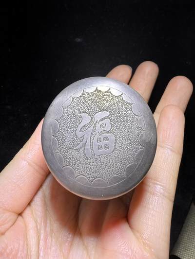 民国浮雕簪刻足银扳指盒摆件，全品如图，实物实拍。尺寸：4.4cm*4.3cm克重：35g