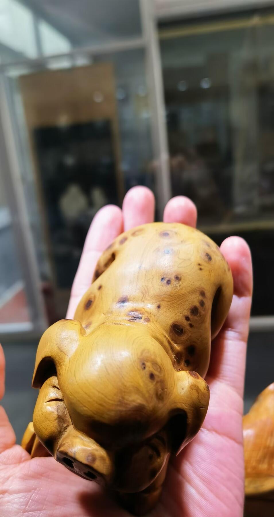 太行崖柏福猪手把件男款，太行崖柏，精雕细刻憨态可掬，福气满满，香味浓郁醇厚，静心安神，嘴巴下方有轻微裂痕，无裂不崖柏，不影响盘玩！尺寸：9cm＊5cm＊6cm