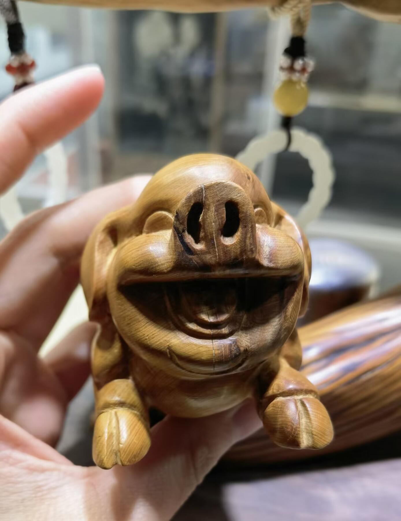 太行崖柏福猪手把件男款，太行崖柏，精雕细刻憨态可掬，福气满满，香味浓郁醇厚，静心安神，嘴巴下方有轻微裂痕，无裂不崖柏，不影响盘玩！尺寸：9cm＊5cm＊6cm
