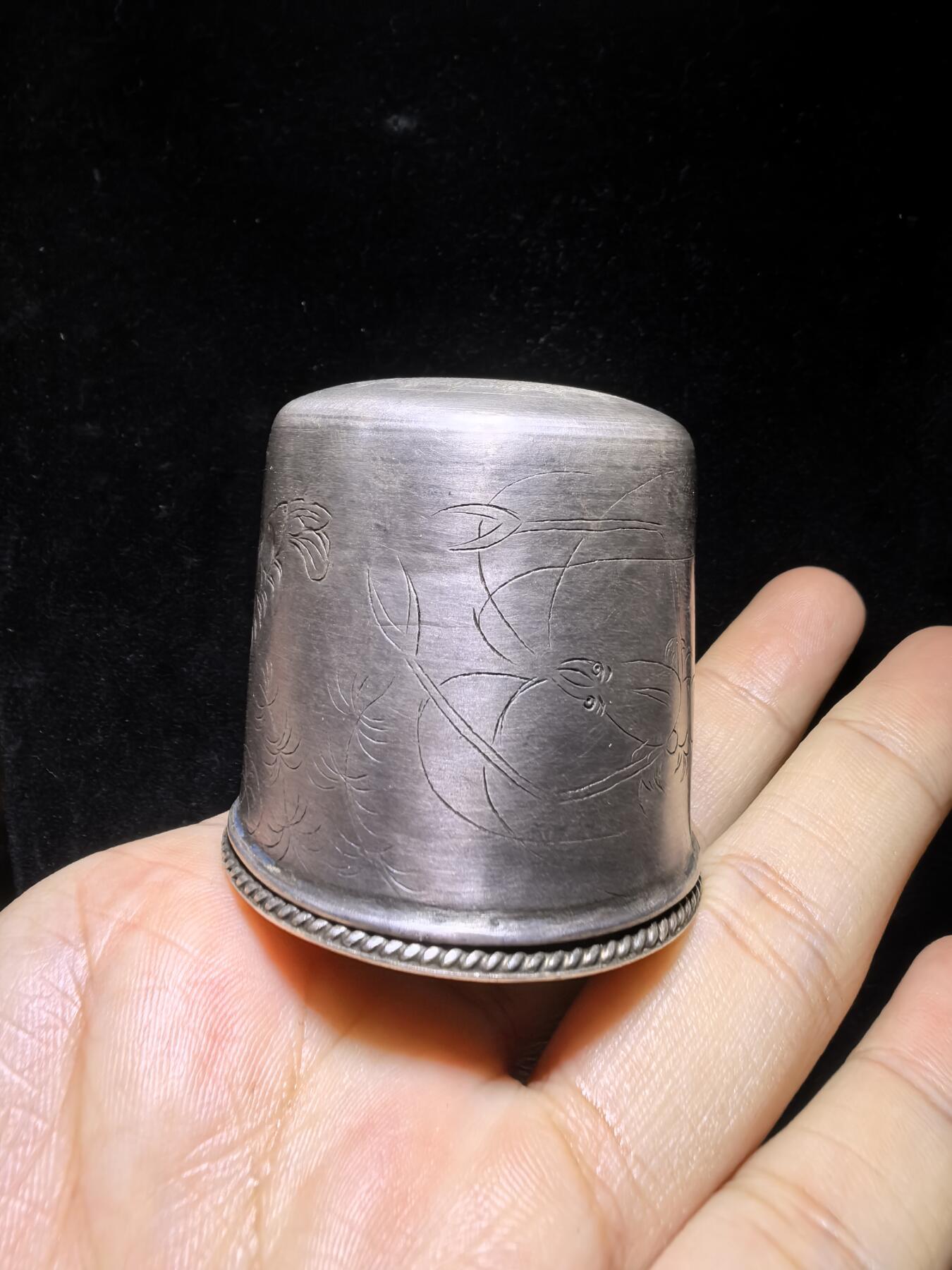 民国浮雕簪刻足银扳指盒摆件，全品如图，实物实拍。尺寸：4.4cm*4.3cm克重：35g
