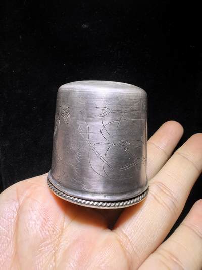 民国浮雕簪刻足银扳指盒摆件，全品如图，实物实拍。尺寸：4.4cm*4.3cm克重：35g