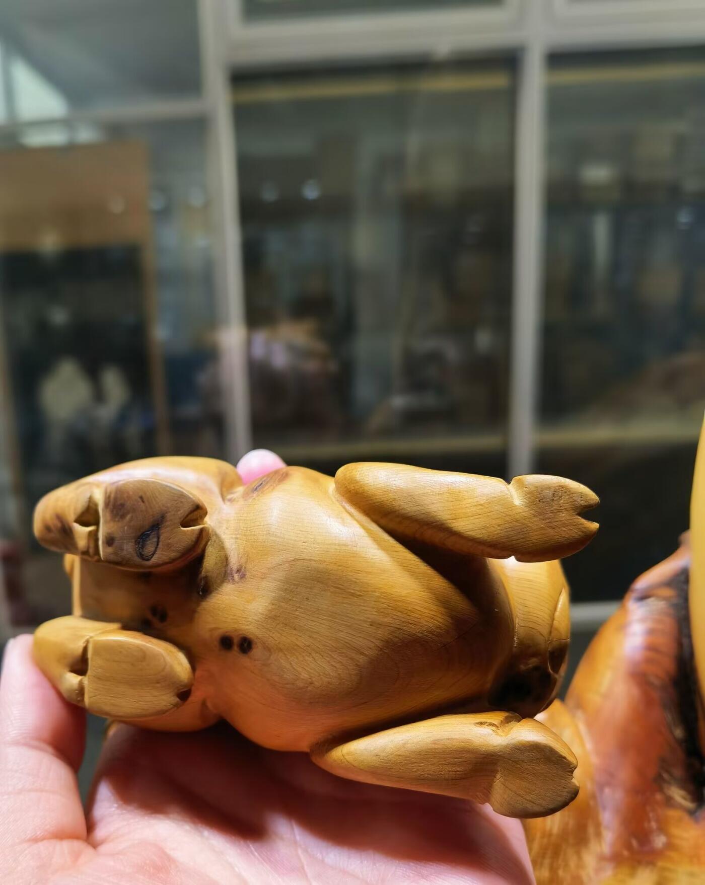 太行崖柏福猪手把件男款，太行崖柏，精雕细刻憨态可掬，福气满满，香味浓郁醇厚，静心安神，嘴巴下方有轻微裂痕，无裂不崖柏，不影响盘玩！尺寸：9cm＊5cm＊6cm