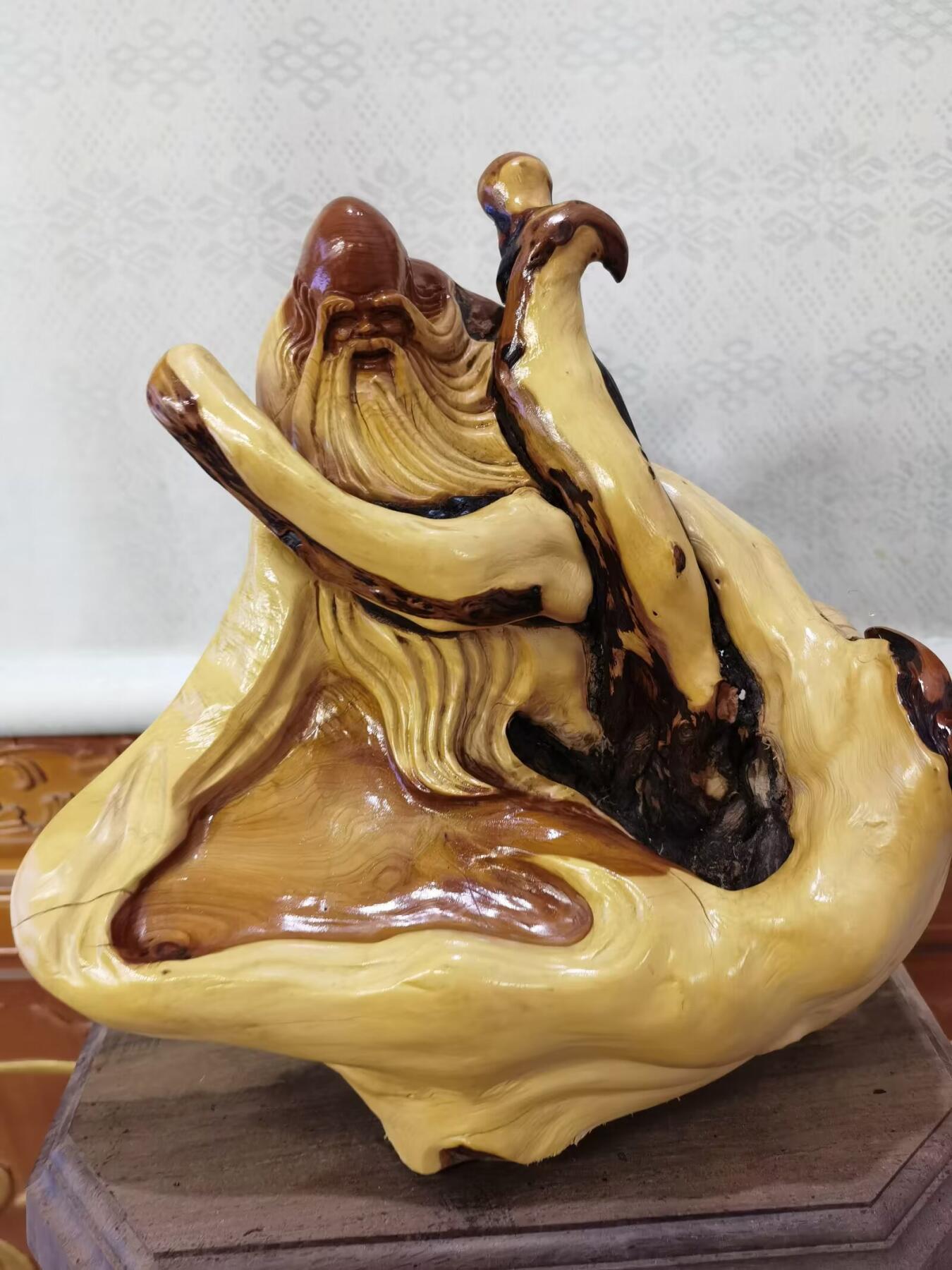 太行崖柏寿星公摆件乔迁、祝寿，太行崖柏三色崖柏寿星公，俏色巧雕原皮原色，雕刻细致入微，馈赠最佳伴手礼！尺寸：高；33长32宽22胡须衣襟处有轻微裂痕，无裂不崖柏，木制家具也会有裂痕属于正常现象，不影响摆放。介意者勿扰！