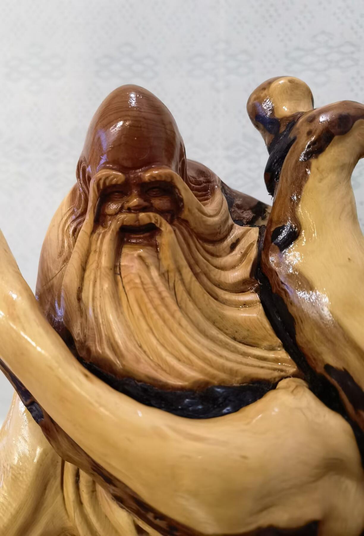 太行崖柏寿星公摆件乔迁、祝寿，太行崖柏三色崖柏寿星公，俏色巧雕原皮原色，雕刻细致入微，馈赠最佳伴手礼！尺寸：高；33长32宽22胡须衣襟处有轻微裂痕，无裂不崖柏，木制家具也会有裂痕属于正常现象，不影响摆放。介意者勿扰！