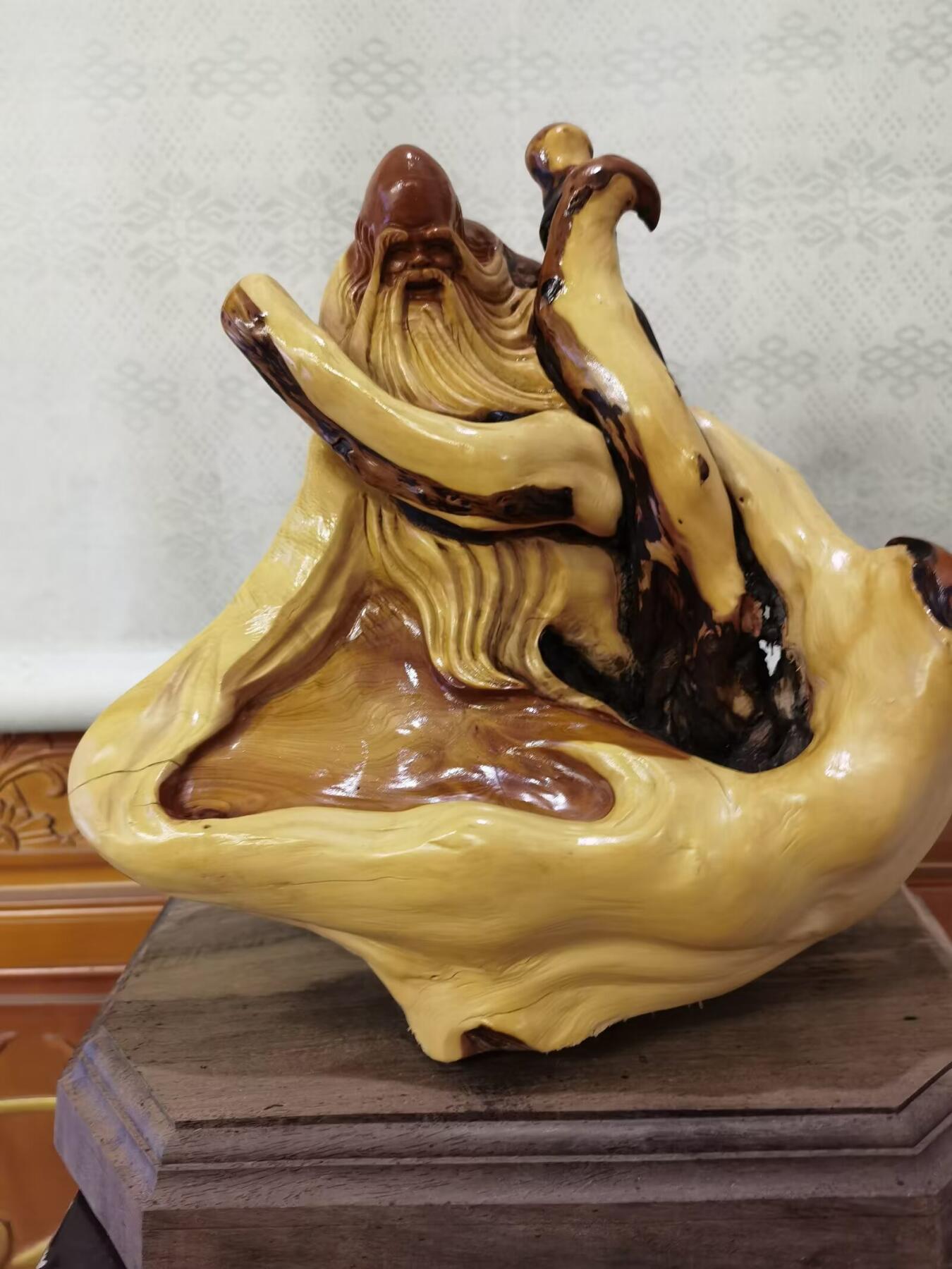 太行崖柏寿星公摆件乔迁、祝寿，太行崖柏三色崖柏寿星公，俏色巧雕原皮原色，雕刻细致入微，馈赠最佳伴手礼！尺寸：高；33长32宽22胡须衣襟处有轻微裂痕，无裂不崖柏，木制家具也会有裂痕属于正常现象，不影响摆放。介意者勿扰！