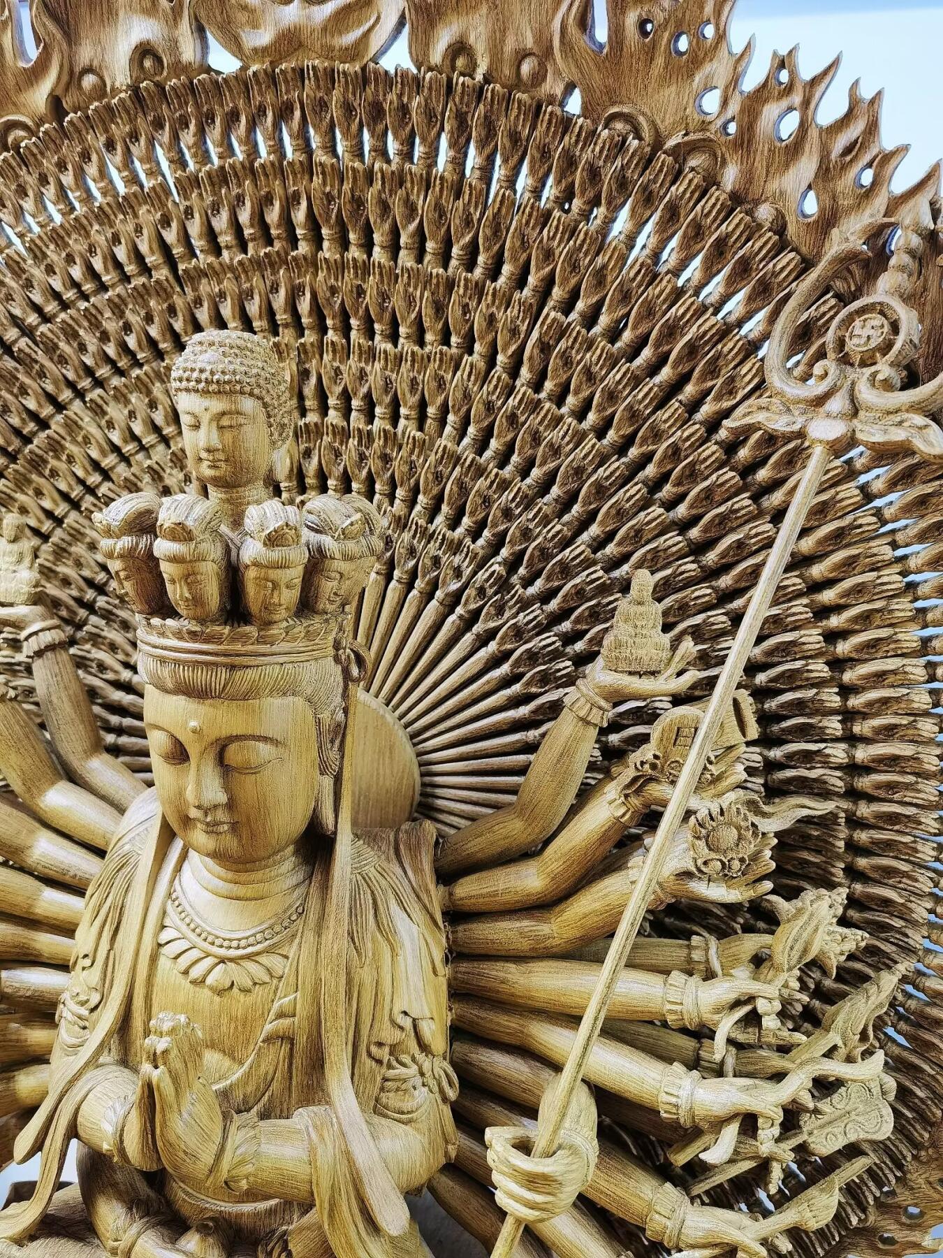 天然野生沉香精雕千手观音菩萨乔迁、办公室、佛堂供奉摆件，精雕细致入微栩栩如生双面千手观音菩萨摆件，野生天然沉香，香味清新浓郁醇厚甘甜，尺寸：含玻璃罩，高：84cm宽：68cm厚：51cm   野生天然沉香非人工合成