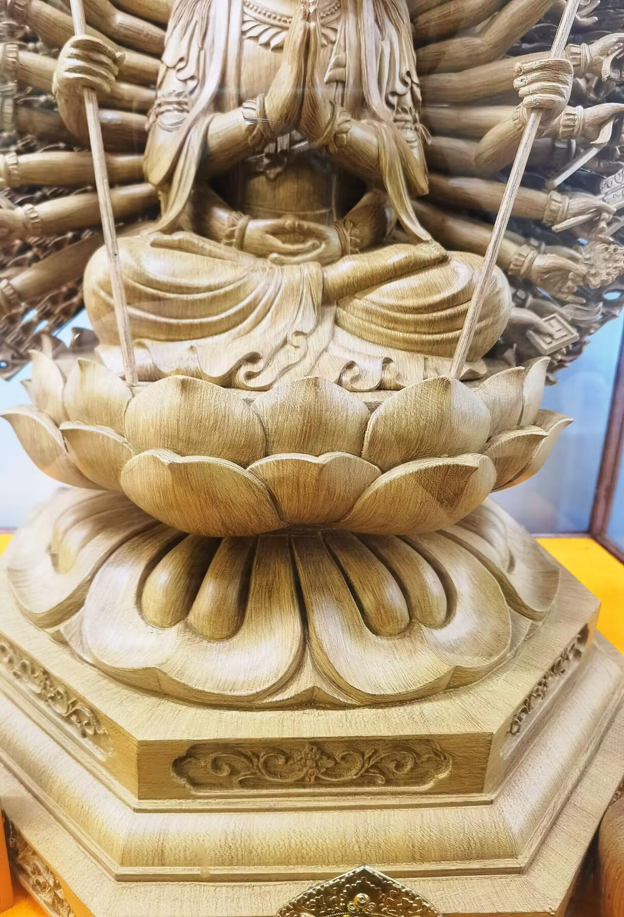 天然野生沉香精雕千手观音菩萨乔迁、办公室、佛堂供奉摆件，精雕细致入微栩栩如生双面千手观音菩萨摆件，野生天然沉香，香味清新浓郁醇厚甘甜，尺寸：含玻璃罩，高：84cm宽：68cm厚：51cm   野生天然沉香非人工合成
