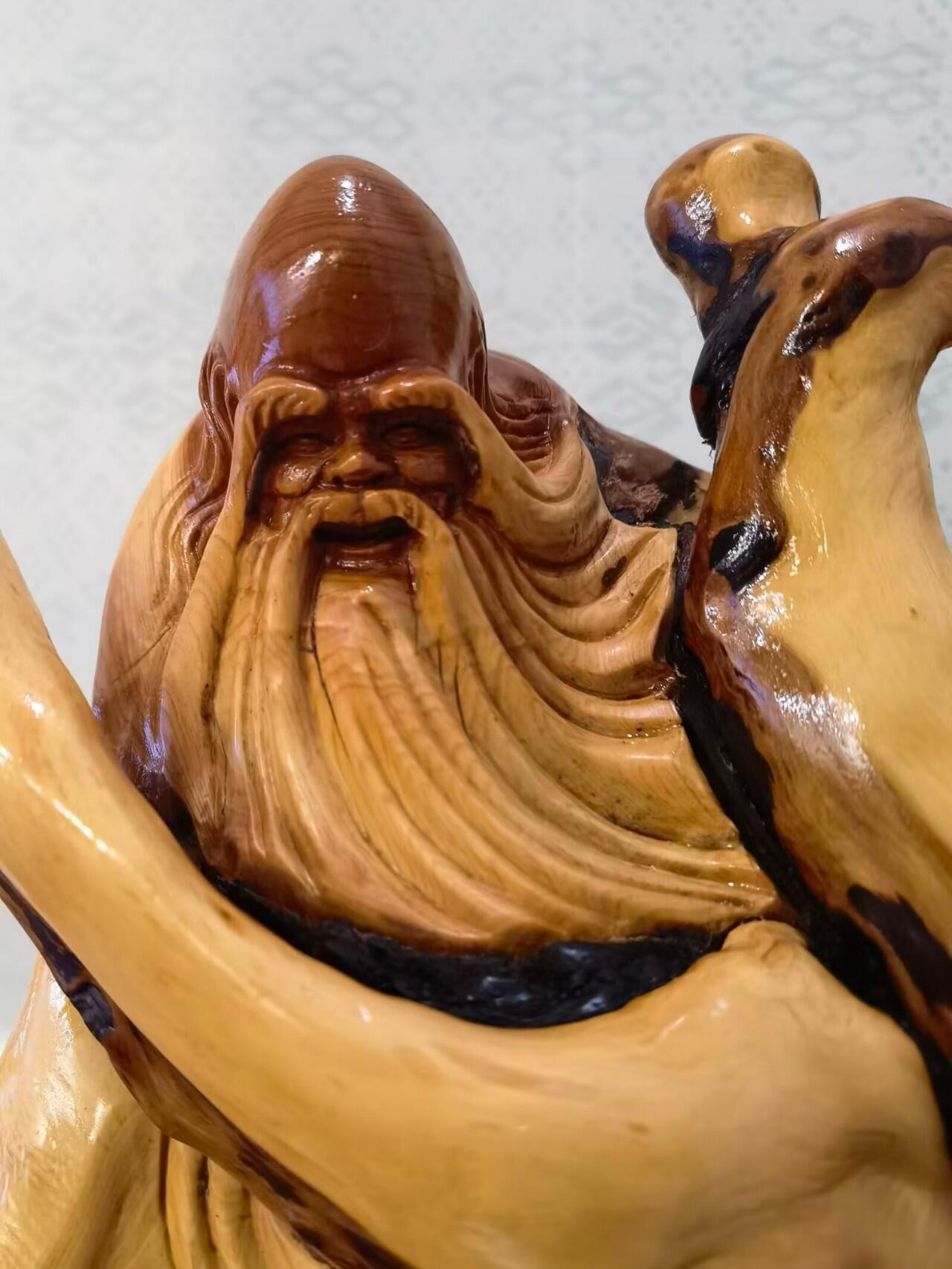 太行崖柏寿星公摆件乔迁、祝寿，太行崖柏三色崖柏寿星公，俏色巧雕原皮原色，雕刻细致入微，馈赠最佳伴手礼！尺寸：高；33长32宽22胡须衣襟处有轻微裂痕，无裂不崖柏，木制家具也会有裂痕属于正常现象，不影响摆放。介意者勿扰！