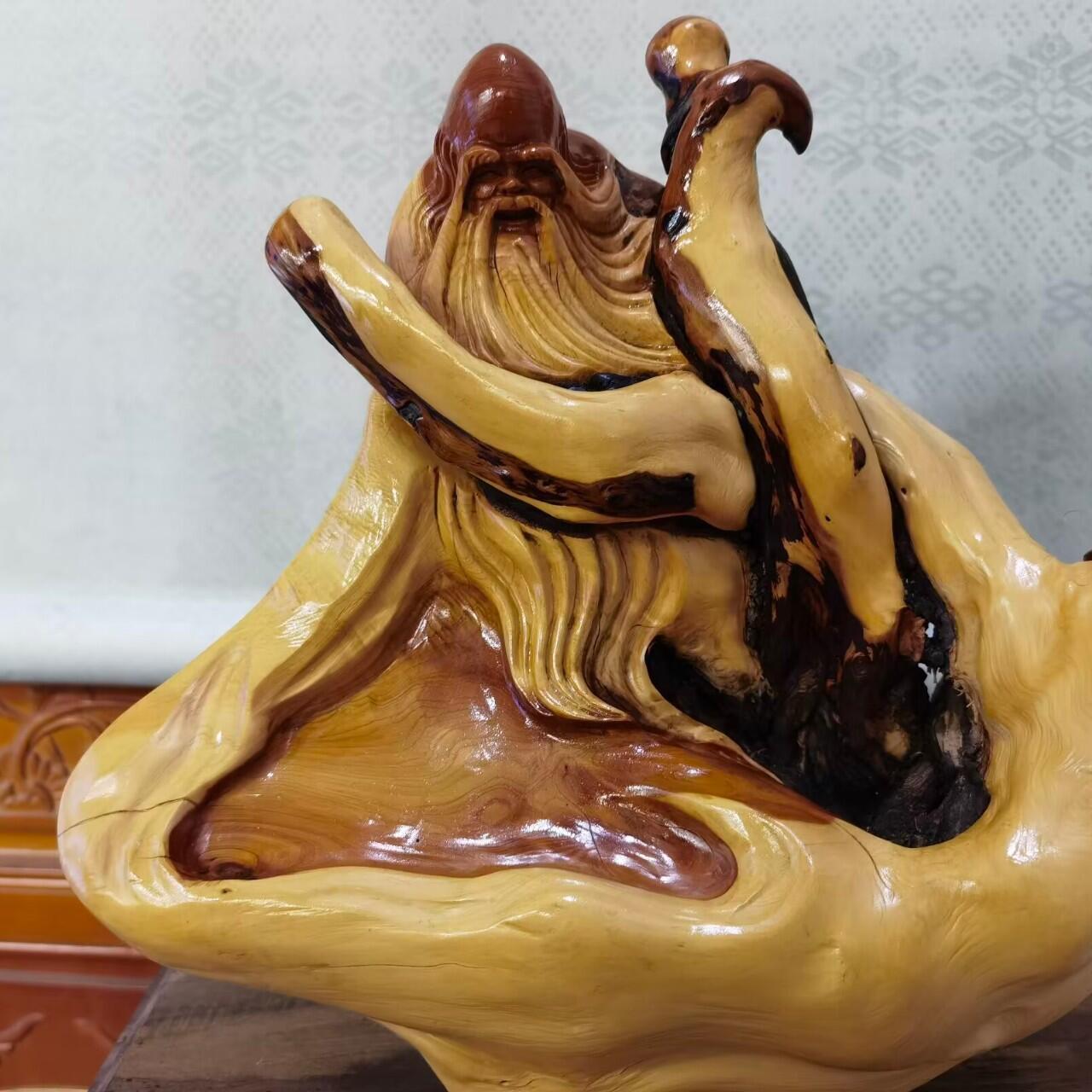 太行崖柏寿星公摆件乔迁、祝寿，太行崖柏三色崖柏寿星公，俏色巧雕原皮原色，雕刻细致入微，馈赠最佳伴手礼！尺寸：高；33长32宽22胡须衣襟处有轻微裂痕，无裂不崖柏，木制家具也会有裂痕属于正常现象，不影响摆放。介意者勿扰！