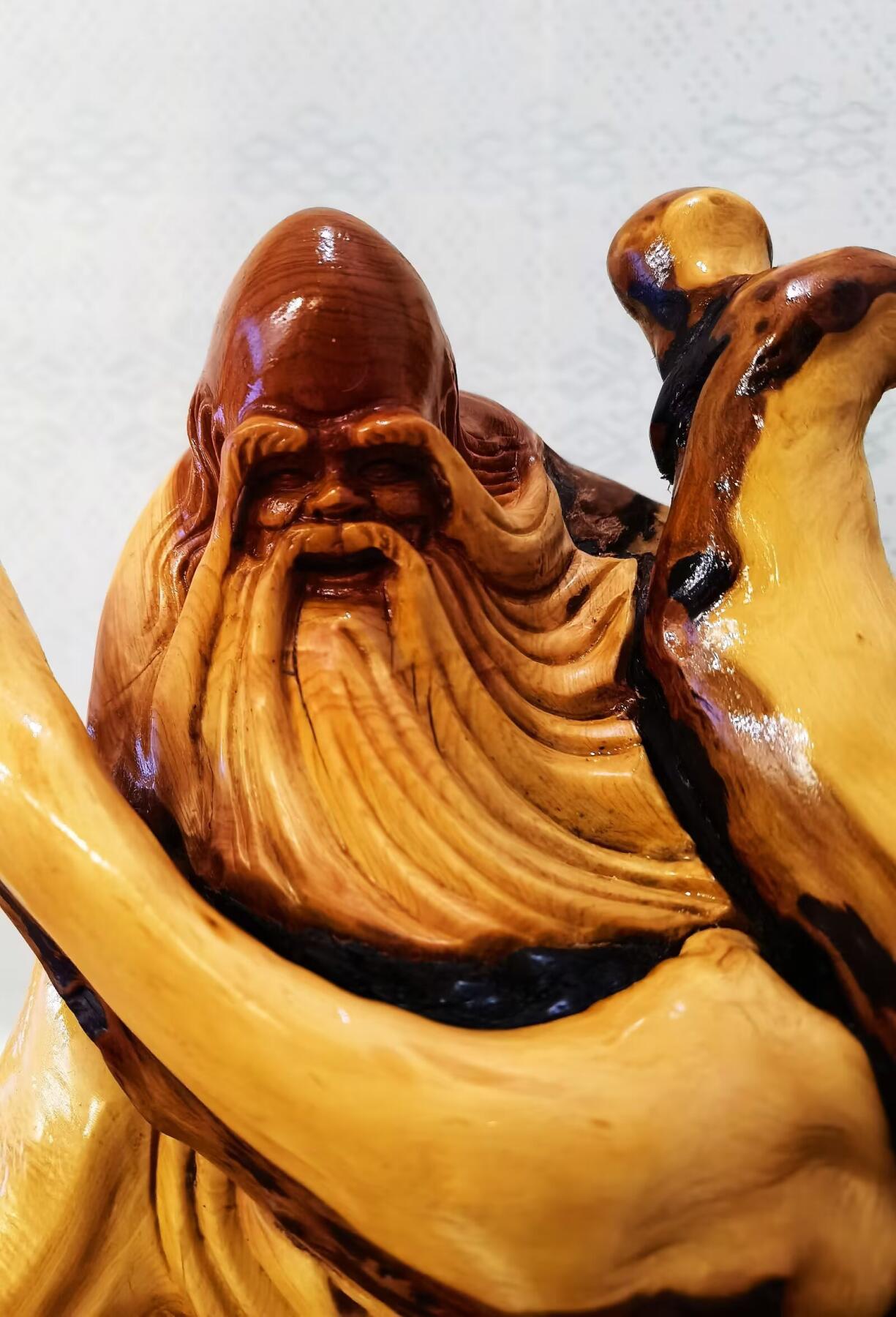 太行崖柏寿星公摆件乔迁、祝寿，太行崖柏三色崖柏寿星公，俏色巧雕原皮原色，雕刻细致入微，馈赠最佳伴手礼！尺寸：高；33长32宽22胡须衣襟处有轻微裂痕，无裂不崖柏，木制家具也会有裂痕属于正常现象，不影响摆放。介意者勿扰！