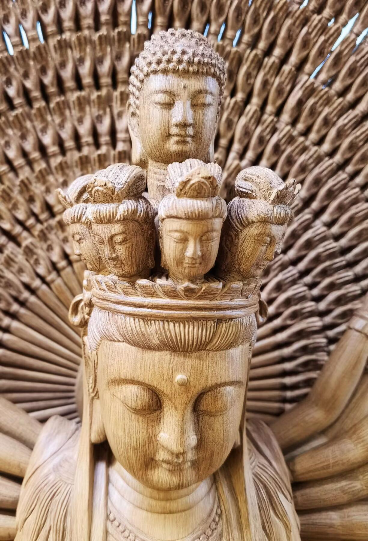 天然野生沉香精雕千手观音菩萨乔迁、办公室、佛堂供奉摆件，精雕细致入微栩栩如生双面千手观音菩萨摆件，野生天然沉香，香味清新浓郁醇厚甘甜，尺寸：含玻璃罩，高：84cm宽：68cm厚：51cm   野生天然沉香非人工合成