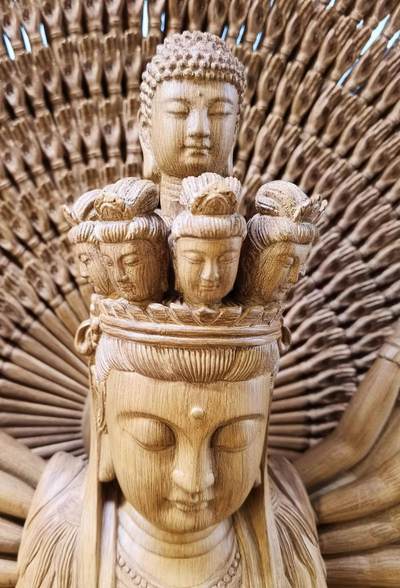 天然野生沉香精雕千手观音菩萨乔迁、办公室、佛堂供奉摆件，精雕细致入微栩栩如生双面千手观音菩萨摆件，野生天然沉香，香味清新浓郁醇厚甘甜，尺寸：含玻璃罩，高：84cm宽：68cm厚：51cm   野生天然沉香非人工合成