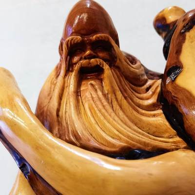 太行崖柏寿星公摆件乔迁、祝寿，太行崖柏三色崖柏寿星公，俏色巧雕原皮原色，雕刻细致入微，馈赠最佳伴手礼！尺寸：高；33长32宽22胡须衣襟处有轻微裂痕，无裂不崖柏，木制家具也会有裂痕属于正常现象，不影响摆放。介意者勿扰！