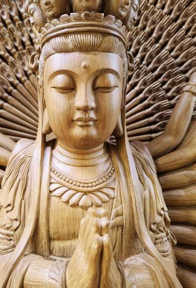 天然野生沉香精雕千手观音菩萨乔迁、办公室、佛堂供奉摆件，精雕细致入微栩栩如生双面千手观音菩萨摆件，野生天然沉香，香味清新浓郁醇厚甘甜，尺寸：含玻璃罩，高：84cm宽：68cm厚：51cm   野生天然沉香非人工合成