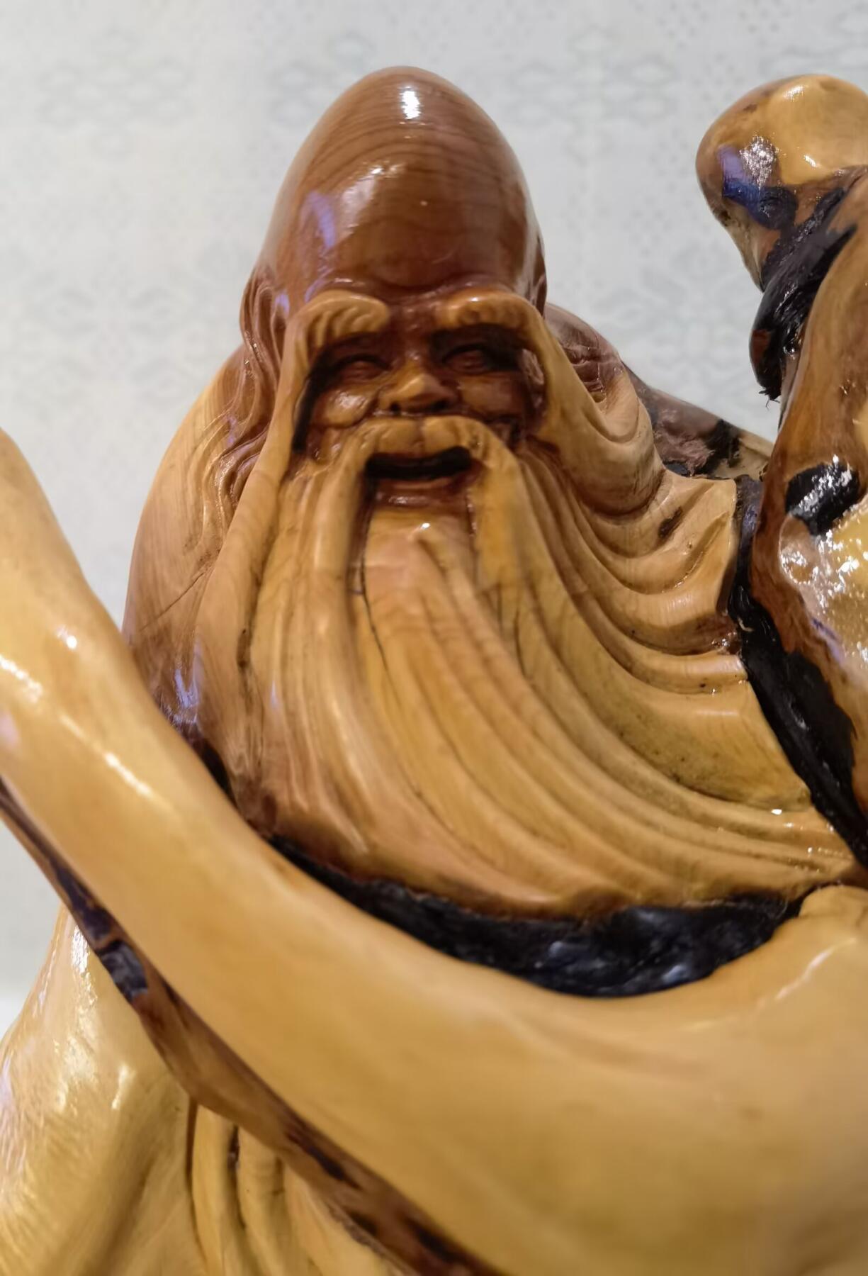 太行崖柏寿星公摆件乔迁、祝寿，太行崖柏三色崖柏寿星公，俏色巧雕原皮原色，雕刻细致入微，馈赠最佳伴手礼！尺寸：高；33长32宽22胡须衣襟处有轻微裂痕，无裂不崖柏，木制家具也会有裂痕属于正常现象，不影响摆放。介意者勿扰！