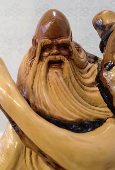 太行崖柏寿星公摆件乔迁、祝寿，太行崖柏三色崖柏寿星公，俏色巧雕原皮原色，雕刻细致入微，馈赠最佳伴手礼！尺寸：高；33长32宽22胡须衣襟处有轻微裂痕，无裂不崖柏，木制家具也会有裂痕属于正常现象，不影响摆放。介意者勿扰！