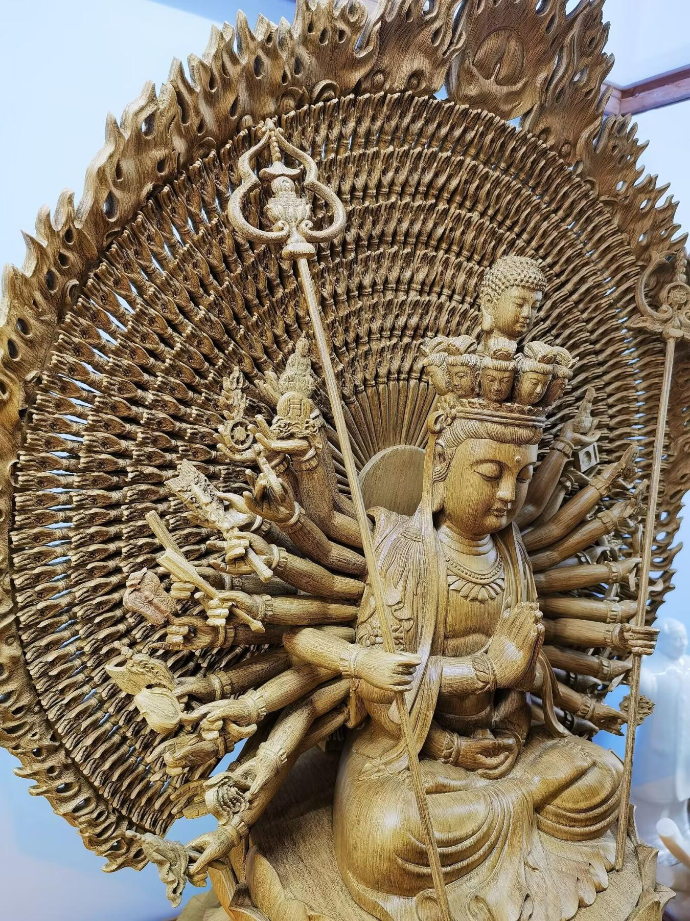 天然野生沉香精雕千手观音菩萨乔迁、办公室、佛堂供奉摆件，精雕细致入微栩栩如生双面千手观音菩萨摆件，野生天然沉香，香味清新浓郁醇厚甘甜，尺寸：含玻璃罩，高：84cm宽：68cm厚：51cm   野生天然沉香非人工合成