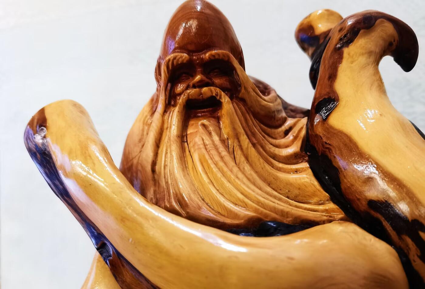 太行崖柏寿星公摆件乔迁、祝寿，太行崖柏三色崖柏寿星公，俏色巧雕原皮原色，雕刻细致入微，馈赠最佳伴手礼！尺寸：高；33长32宽22胡须衣襟处有轻微裂痕，无裂不崖柏，木制家具也会有裂痕属于正常现象，不影响摆放。介意者勿扰！