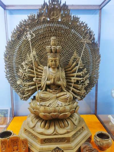 天然野生沉香精雕千手观音菩萨乔迁、办公室、佛堂供奉摆件，精雕细致入微栩栩如生双面千手观音菩萨摆件，野生天然沉香，香味清新浓郁醇厚甘甜，尺寸：含玻璃罩，高：84cm宽：68cm厚：51cm   野生天然沉香非人工合成