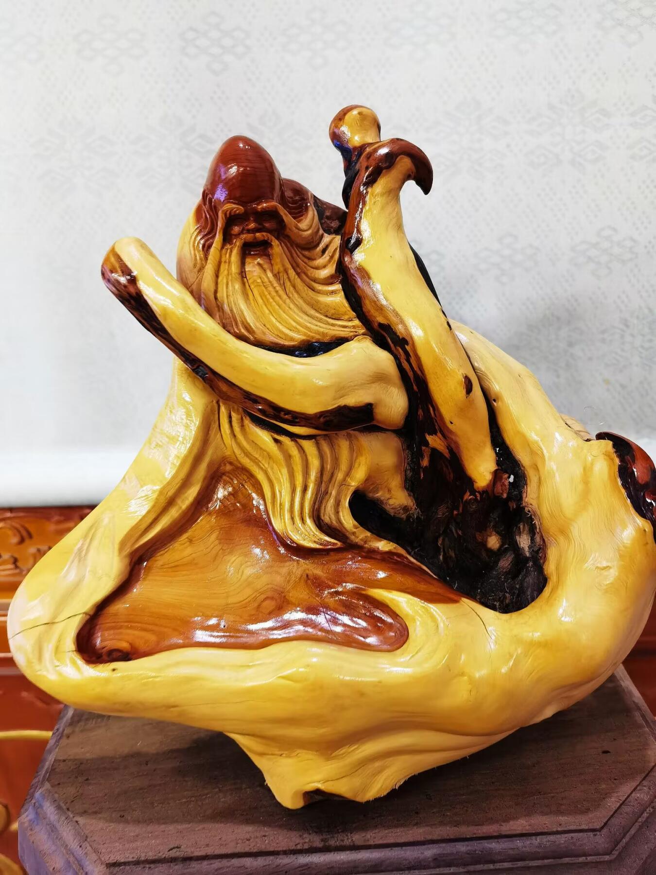 太行崖柏寿星公摆件乔迁、祝寿，太行崖柏三色崖柏寿星公，俏色巧雕原皮原色，雕刻细致入微，馈赠最佳伴手礼！尺寸：高；33长32宽22胡须衣襟处有轻微裂痕，无裂不崖柏，木制家具也会有裂痕属于正常现象，不影响摆放。介意者勿扰！