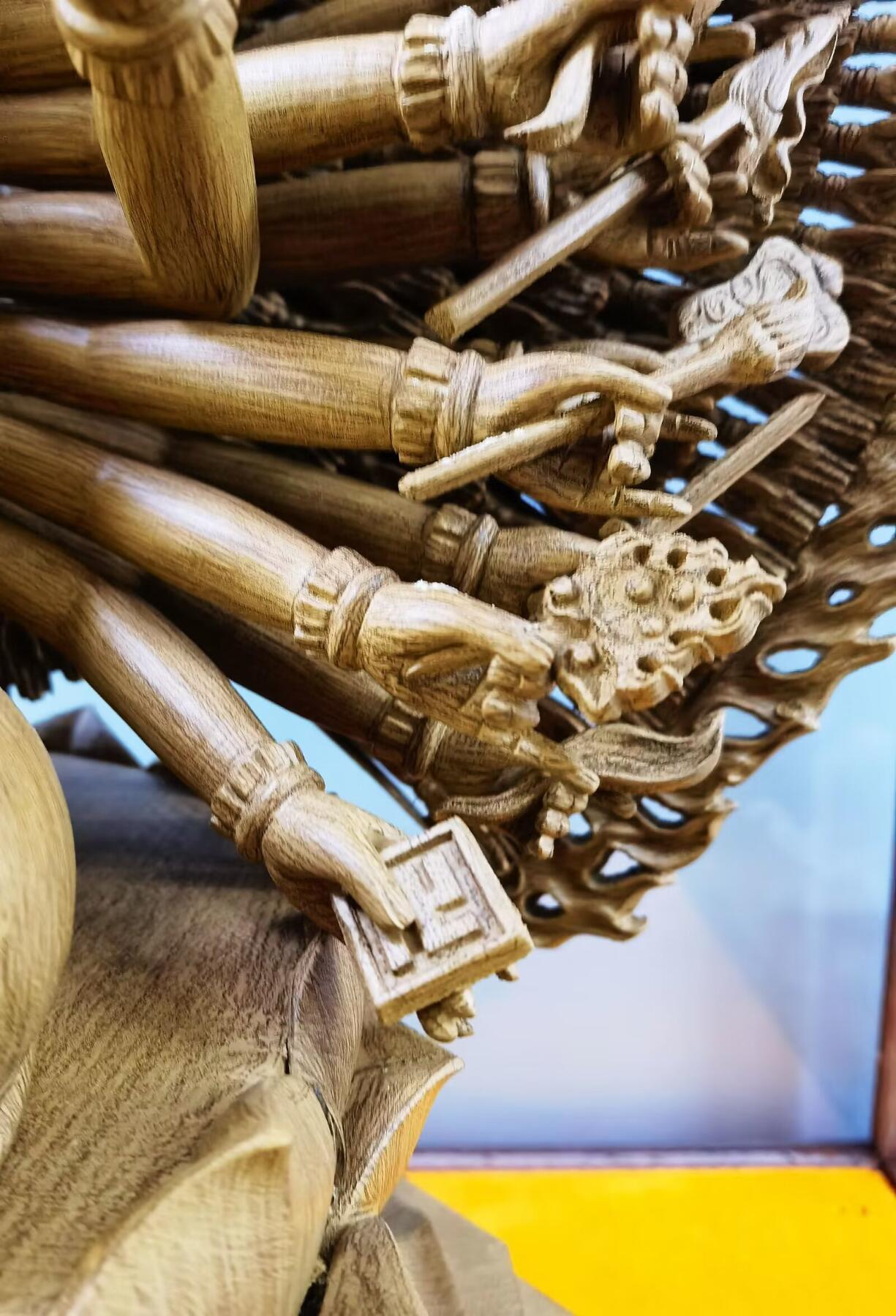 天然野生沉香精雕千手观音菩萨乔迁、办公室、佛堂供奉摆件，精雕细致入微栩栩如生双面千手观音菩萨摆件，野生天然沉香，香味清新浓郁醇厚甘甜，尺寸：含玻璃罩，高：84cm宽：68cm厚：51cm   野生天然沉香非人工合成