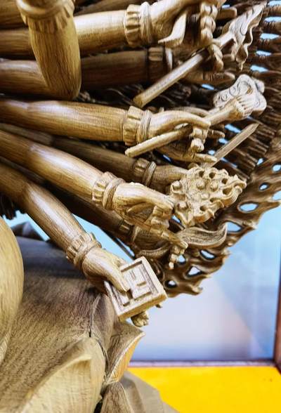 天然野生沉香精雕千手观音菩萨乔迁、办公室、佛堂供奉摆件，精雕细致入微栩栩如生双面千手观音菩萨摆件，野生天然沉香，香味清新浓郁醇厚甘甜，尺寸：含玻璃罩，高：84cm宽：68cm厚：51cm   野生天然沉香非人工合成