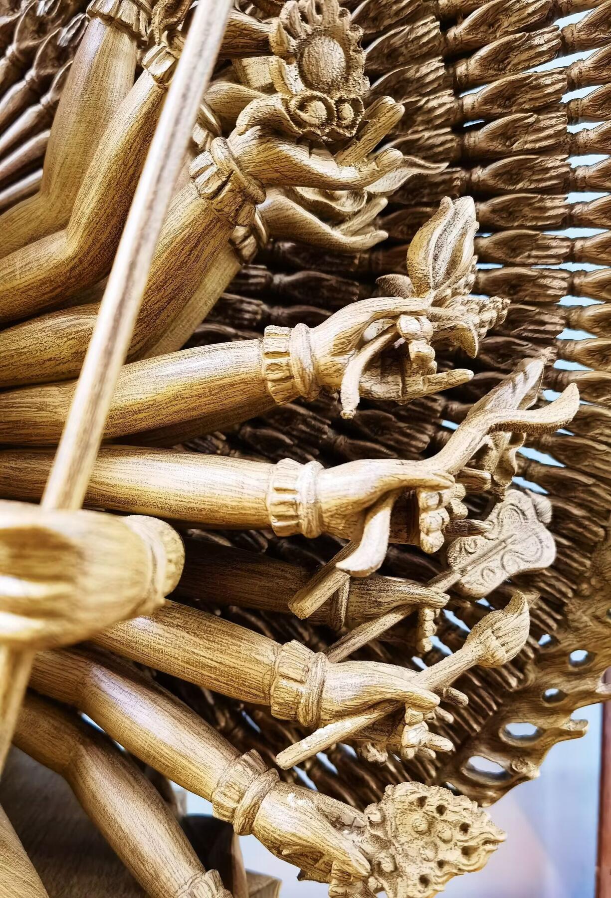 天然野生沉香精雕千手观音菩萨乔迁、办公室、佛堂供奉摆件，精雕细致入微栩栩如生双面千手观音菩萨摆件，野生天然沉香，香味清新浓郁醇厚甘甜，尺寸：含玻璃罩，高：84cm宽：68cm厚：51cm   野生天然沉香非人工合成