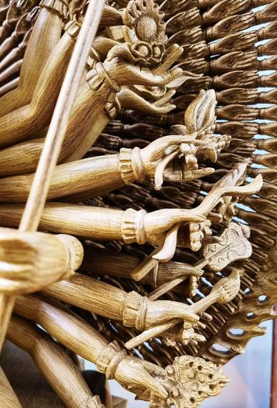 天然野生沉香精雕千手观音菩萨乔迁、办公室、佛堂供奉摆件，精雕细致入微栩栩如生双面千手观音菩萨摆件，野生天然沉香，香味清新浓郁醇厚甘甜，尺寸：含玻璃罩，高：84cm宽：68cm厚：51cm   野生天然沉香非人工合成