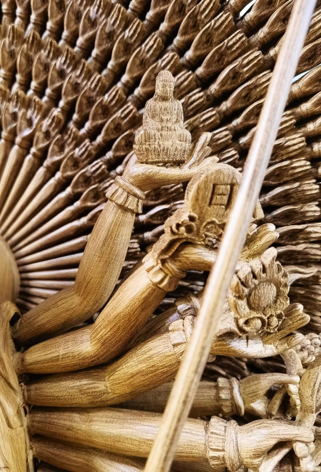 天然野生沉香精雕千手观音菩萨乔迁、办公室、佛堂供奉摆件，精雕细致入微栩栩如生双面千手观音菩萨摆件，野生天然沉香，香味清新浓郁醇厚甘甜，尺寸：含玻璃罩，高：84cm宽：68cm厚：51cm   野生天然沉香非人工合成