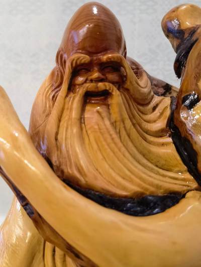 太行崖柏寿星公摆件乔迁、祝寿，太行崖柏三色崖柏寿星公，俏色巧雕原皮原色，雕刻细致入微，馈赠最佳伴手礼！尺寸：高；33长32宽22胡须衣襟处有轻微裂痕，无裂不崖柏，木制家具也会有裂痕属于正常现象，不影响摆放。介意者勿扰！