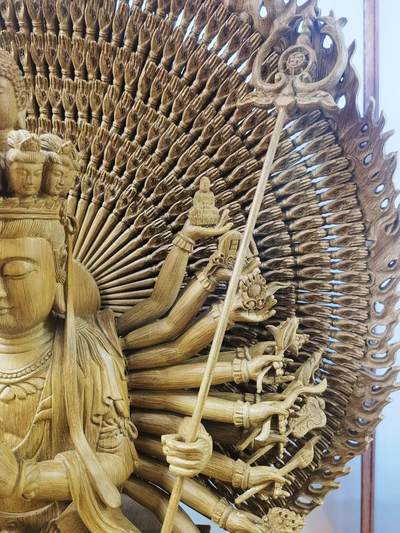天然野生沉香精雕千手观音菩萨乔迁、办公室、佛堂供奉摆件，精雕细致入微栩栩如生双面千手观音菩萨摆件，野生天然沉香，香味清新浓郁醇厚甘甜，尺寸：含玻璃罩，高：84cm宽：68cm厚：51cm   野生天然沉香非人工合成