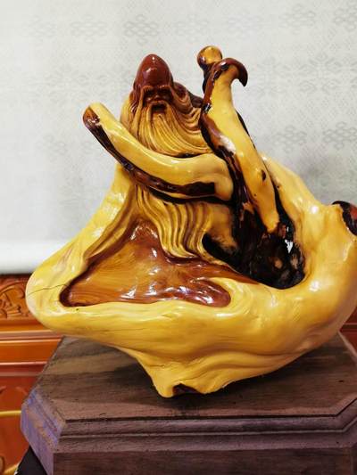 太行崖柏寿星公摆件乔迁、祝寿，太行崖柏三色崖柏寿星公，俏色巧雕原皮原色，雕刻细致入微，馈赠最佳伴手礼！尺寸：高；33长32宽22胡须衣襟处有轻微裂痕，无裂不崖柏，木制家具也会有裂痕属于正常现象，不影响摆放。介意者勿扰！