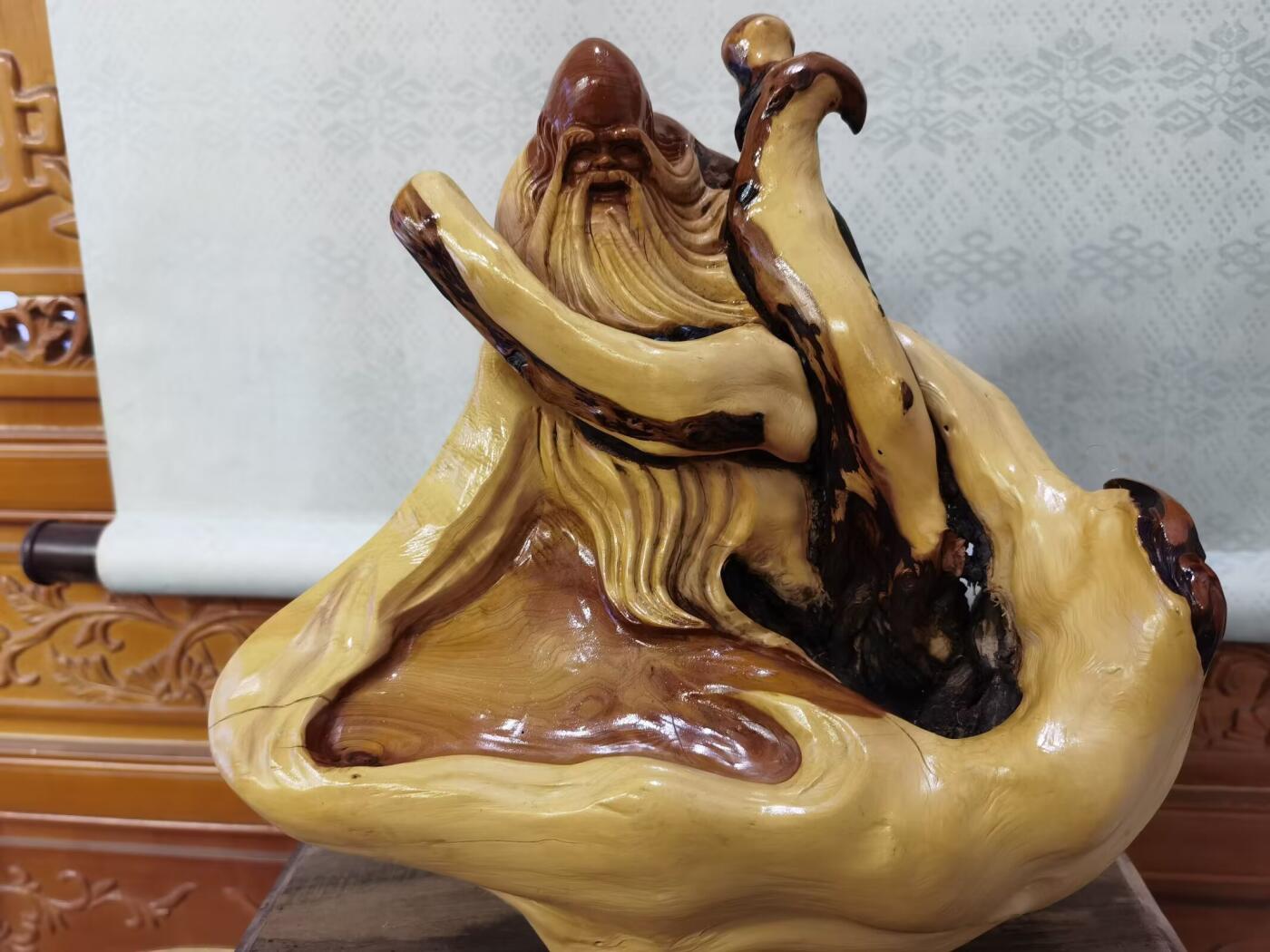 太行崖柏寿星公摆件乔迁、祝寿，太行崖柏三色崖柏寿星公，俏色巧雕原皮原色，雕刻细致入微，馈赠最佳伴手礼！尺寸：高；33长32宽22胡须衣襟处有轻微裂痕，无裂不崖柏，木制家具也会有裂痕属于正常现象，不影响摆放。介意者勿扰！