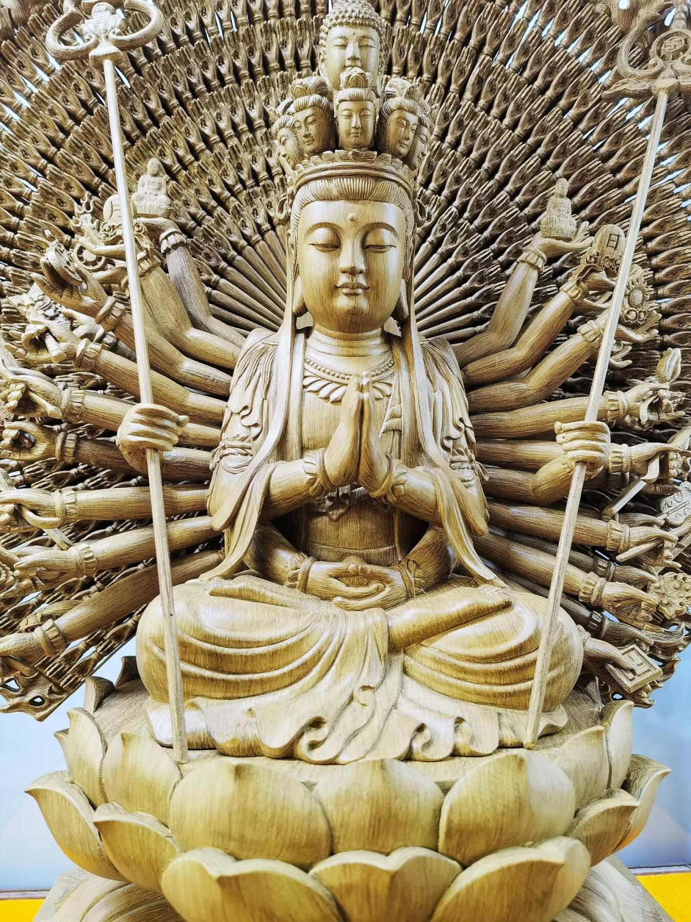 天然野生沉香精雕千手观音菩萨乔迁、办公室、佛堂供奉摆件，精雕细致入微栩栩如生双面千手观音菩萨摆件，野生天然沉香，香味清新浓郁醇厚甘甜，尺寸：含玻璃罩，高：84cm宽：68cm厚：51cm   野生天然沉香非人工合成
