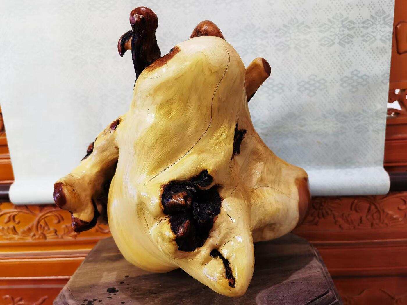 太行崖柏寿星公摆件乔迁、祝寿，太行崖柏三色崖柏寿星公，俏色巧雕原皮原色，雕刻细致入微，馈赠最佳伴手礼！尺寸：高；33长32宽22胡须衣襟处有轻微裂痕，无裂不崖柏，木制家具也会有裂痕属于正常现象，不影响摆放。介意者勿扰！