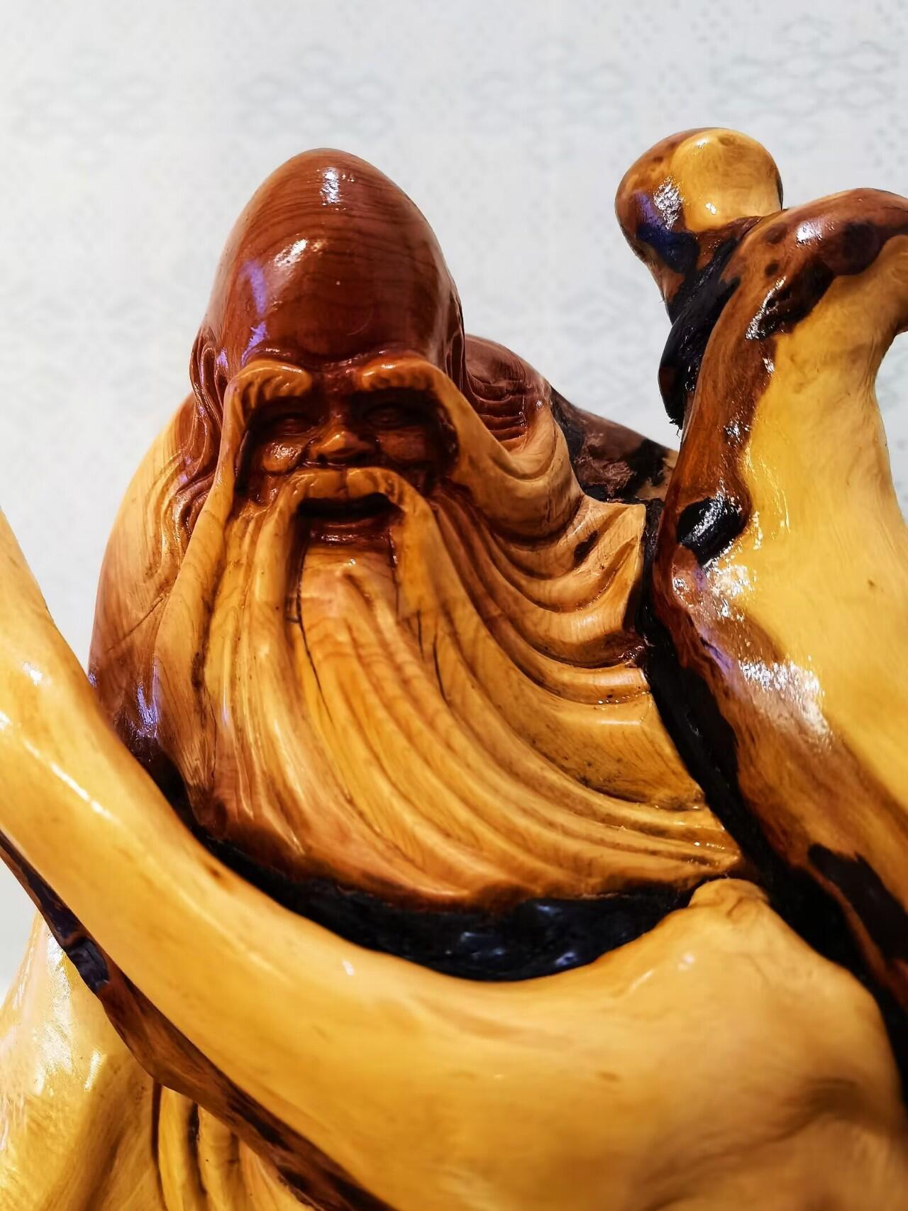 太行崖柏寿星公摆件乔迁、祝寿，太行崖柏三色崖柏寿星公，俏色巧雕原皮原色，雕刻细致入微，馈赠最佳伴手礼！尺寸：高；33长32宽22胡须衣襟处有轻微裂痕，无裂不崖柏，木制家具也会有裂痕属于正常现象，不影响摆放。介意者勿扰！