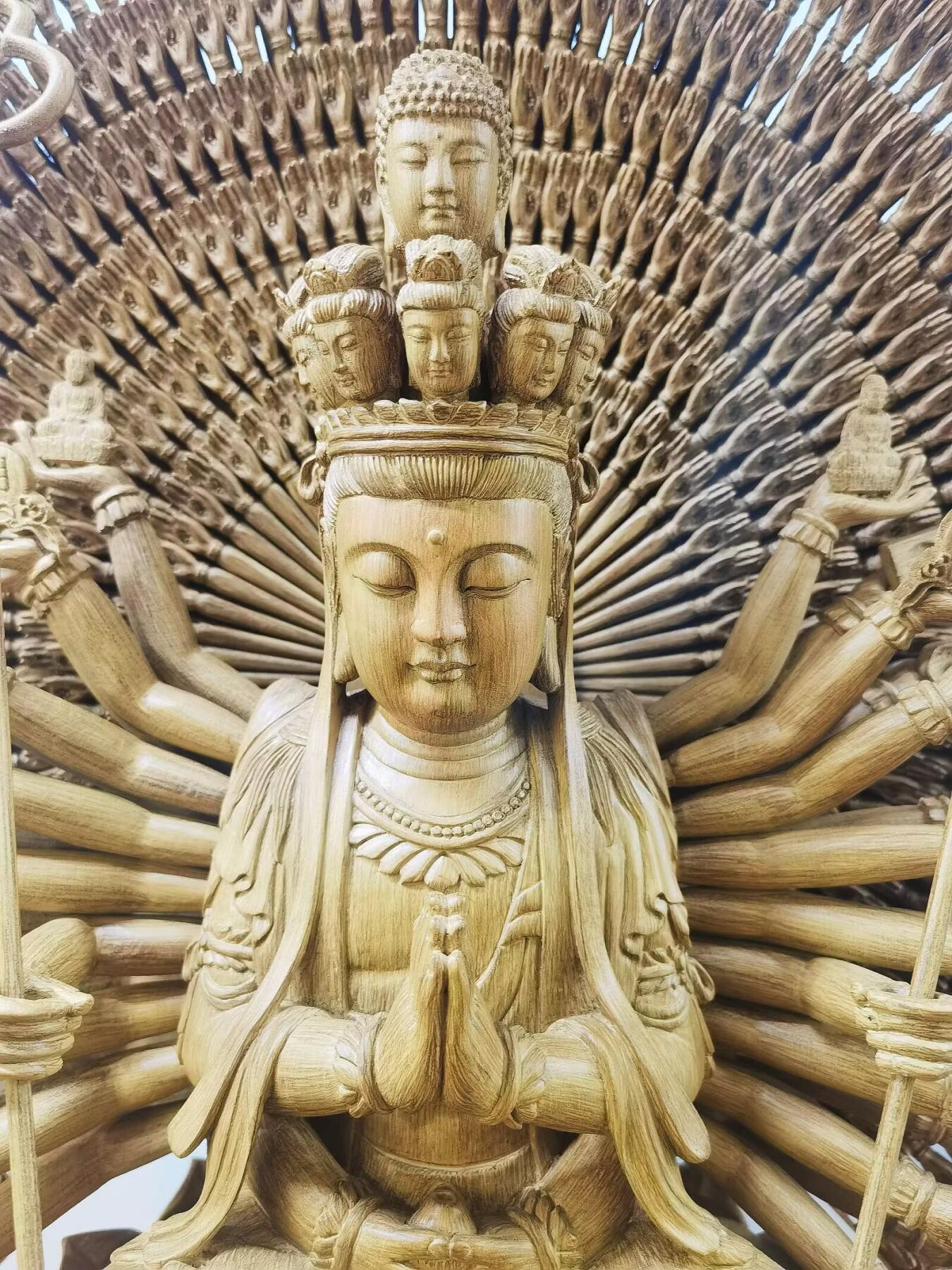 天然野生沉香精雕千手观音菩萨乔迁、办公室、佛堂供奉摆件，精雕细致入微栩栩如生双面千手观音菩萨摆件，野生天然沉香，香味清新浓郁醇厚甘甜，尺寸：含玻璃罩，高：84cm宽：68cm厚：51cm   野生天然沉香非人工合成