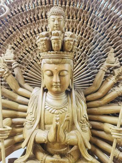 天然野生沉香精雕千手观音菩萨乔迁、办公室、佛堂供奉摆件，精雕细致入微栩栩如生双面千手观音菩萨摆件，野生天然沉香，香味清新浓郁醇厚甘甜，尺寸：含玻璃罩，高：84cm宽：68cm厚：51cm   野生天然沉香非人工合成