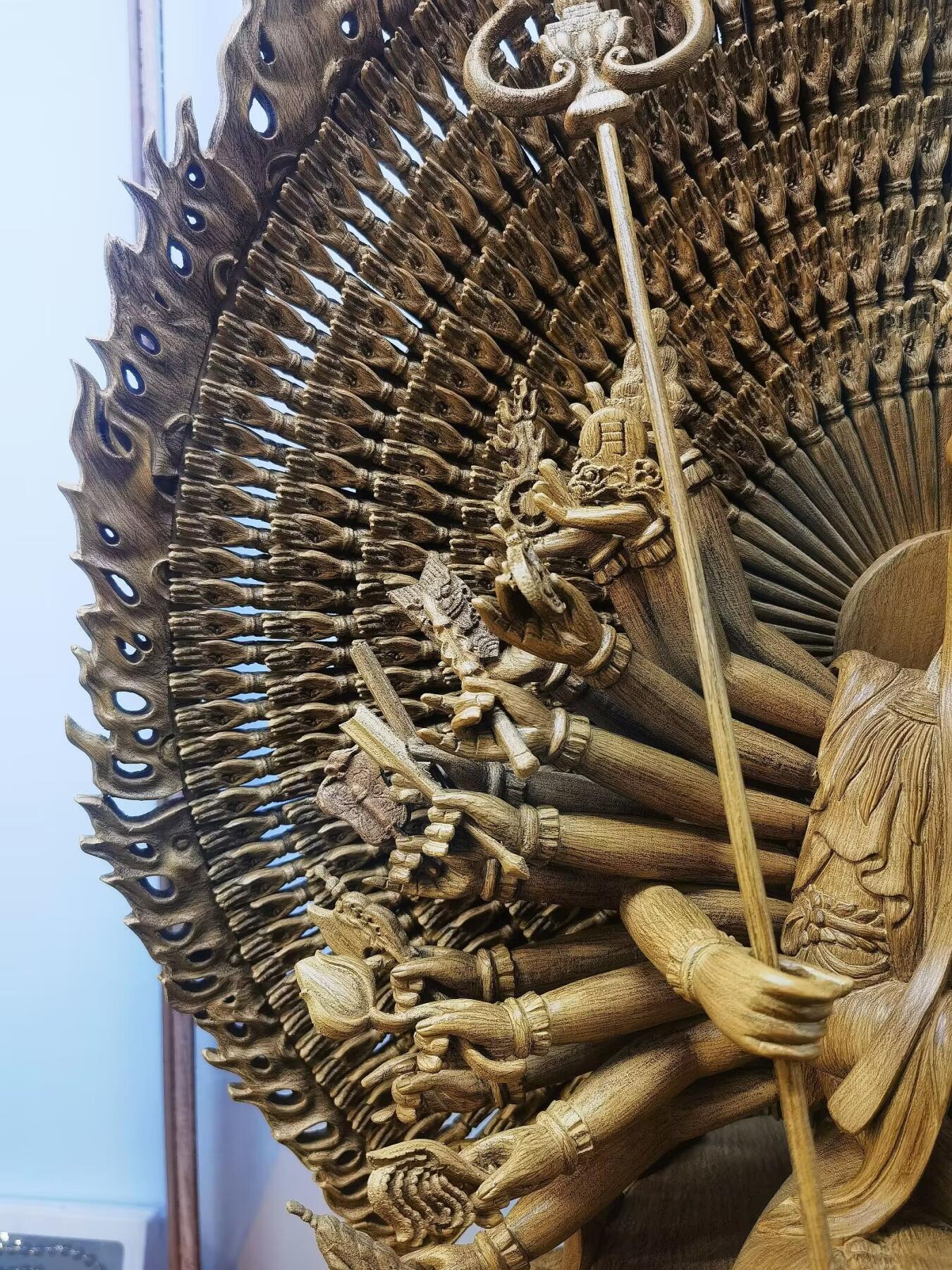 天然野生沉香精雕千手观音菩萨乔迁、办公室、佛堂供奉摆件，精雕细致入微栩栩如生双面千手观音菩萨摆件，野生天然沉香，香味清新浓郁醇厚甘甜，尺寸：含玻璃罩，高：84cm宽：68cm厚：51cm   野生天然沉香非人工合成