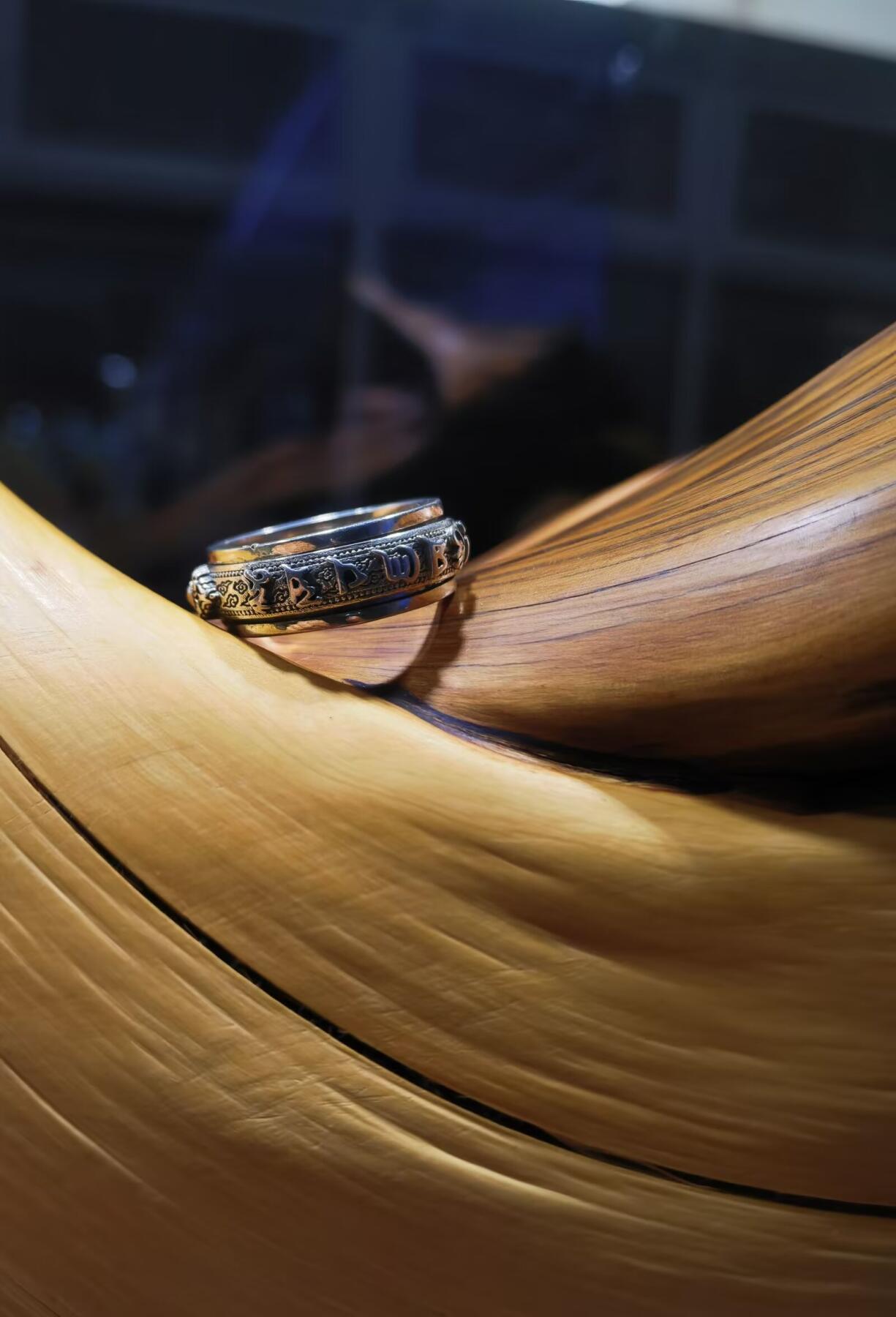 925银指圈戒指女款，外圈可转动，雕刻六字真言降魔铃等，内径16。