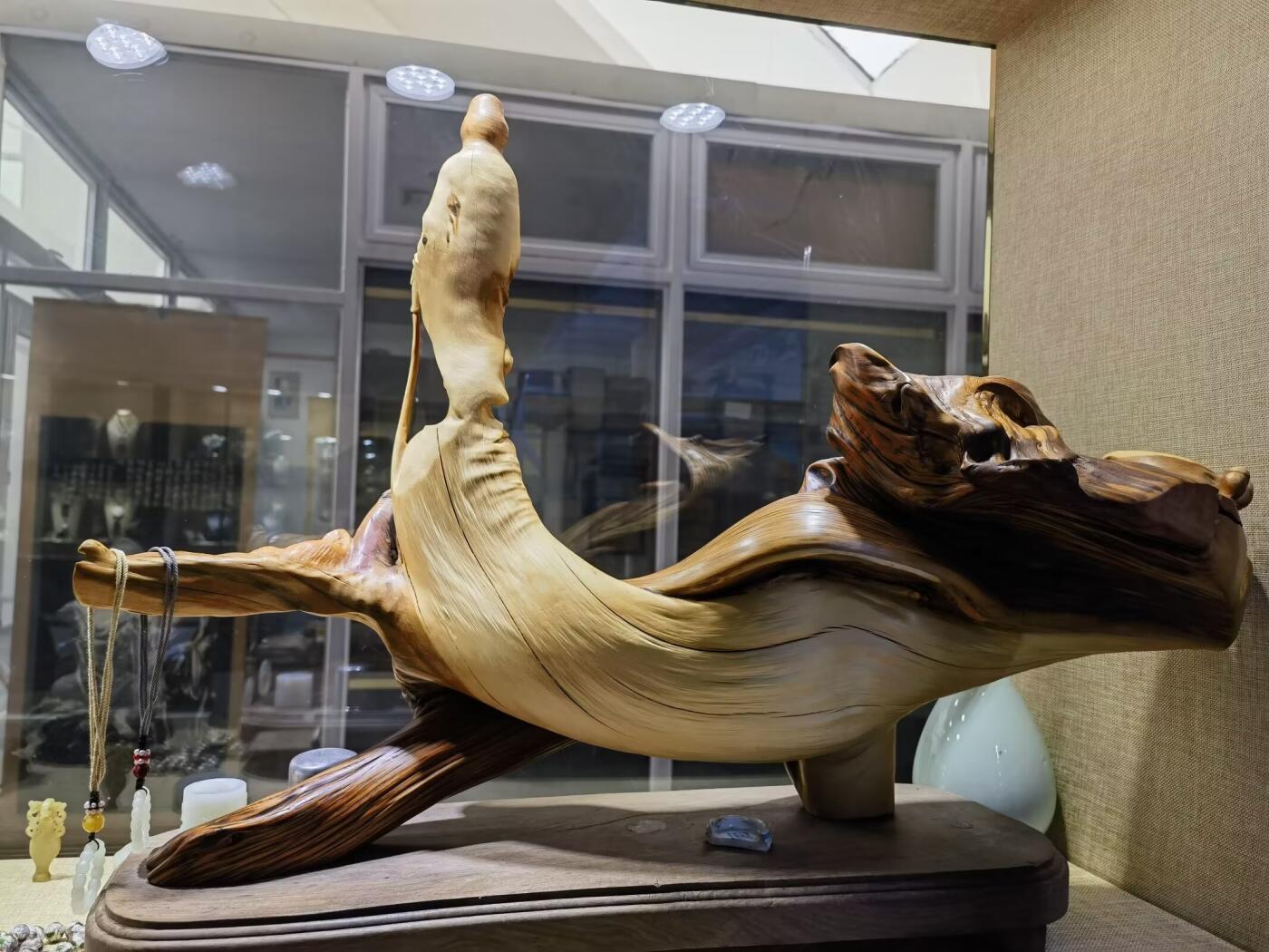 太行崖柏观音摆件乔迁办公祝寿，太行崖柏观音摆件扭曲料原皮原色背部有轻微天然裂痕属正常现象！不影响摆放，介意者慎拍！尺寸：含底座高53宽：65