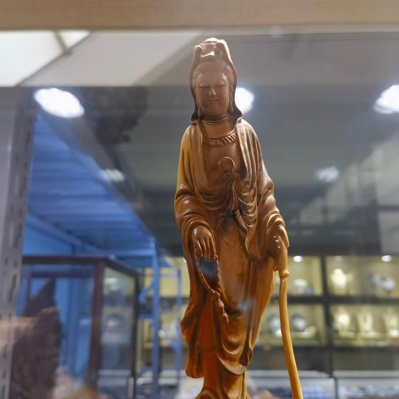 太行崖柏观音摆件乔迁办公祝寿，太行崖柏观音摆件扭曲料原皮原色背部有轻微天然裂痕属正常现象！不影响摆放，介意者慎拍！尺寸：含底座高53宽：65