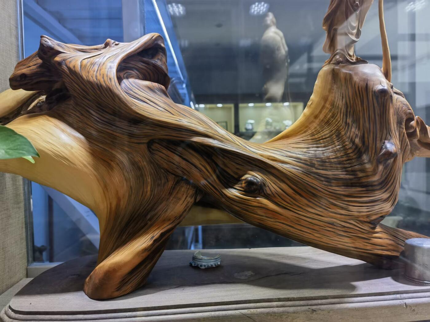 太行崖柏观音摆件乔迁办公祝寿，太行崖柏观音摆件扭曲料原皮原色背部有轻微天然裂痕属正常现象！不影响摆放，介意者慎拍！尺寸：含底座高53宽：65