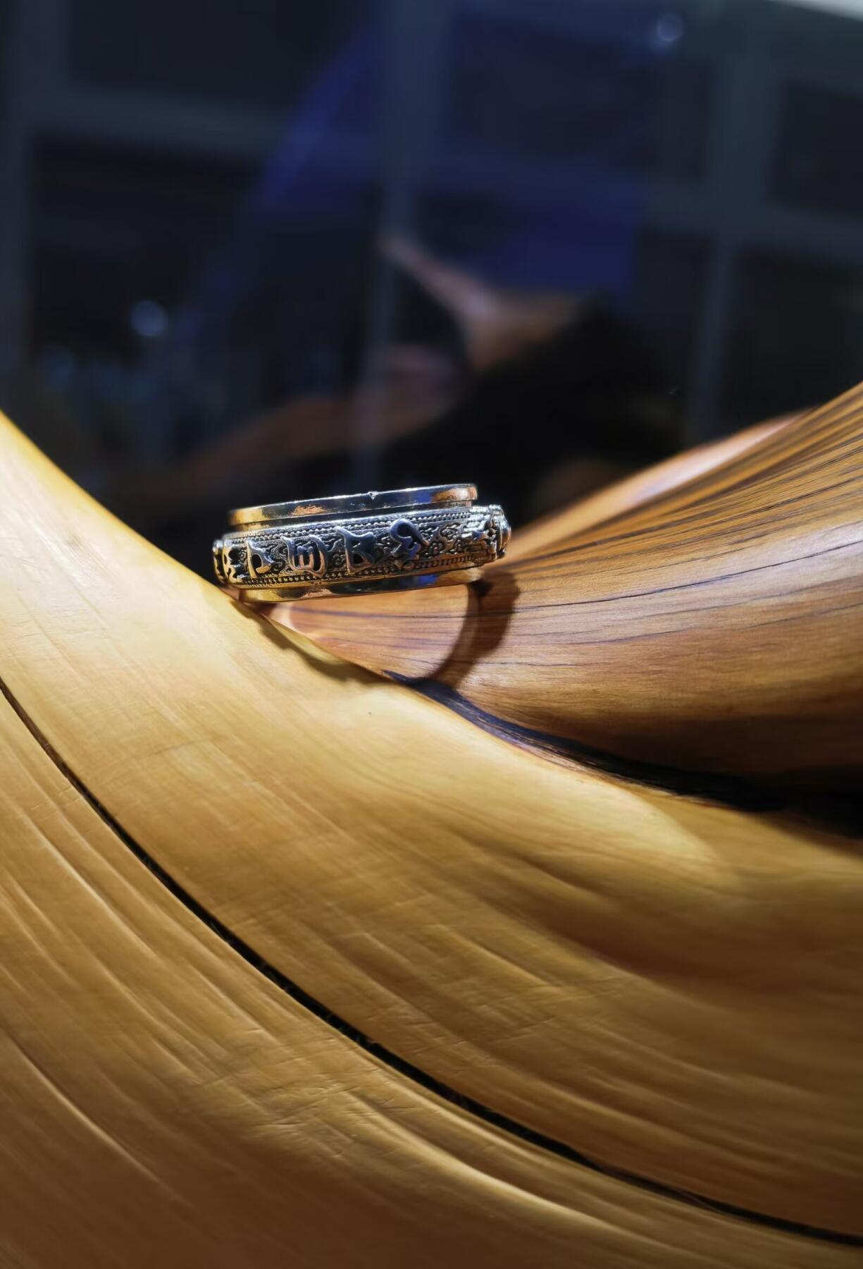 925银指圈戒指女款，外圈可转动，雕刻六字真言降魔铃等，内径16。