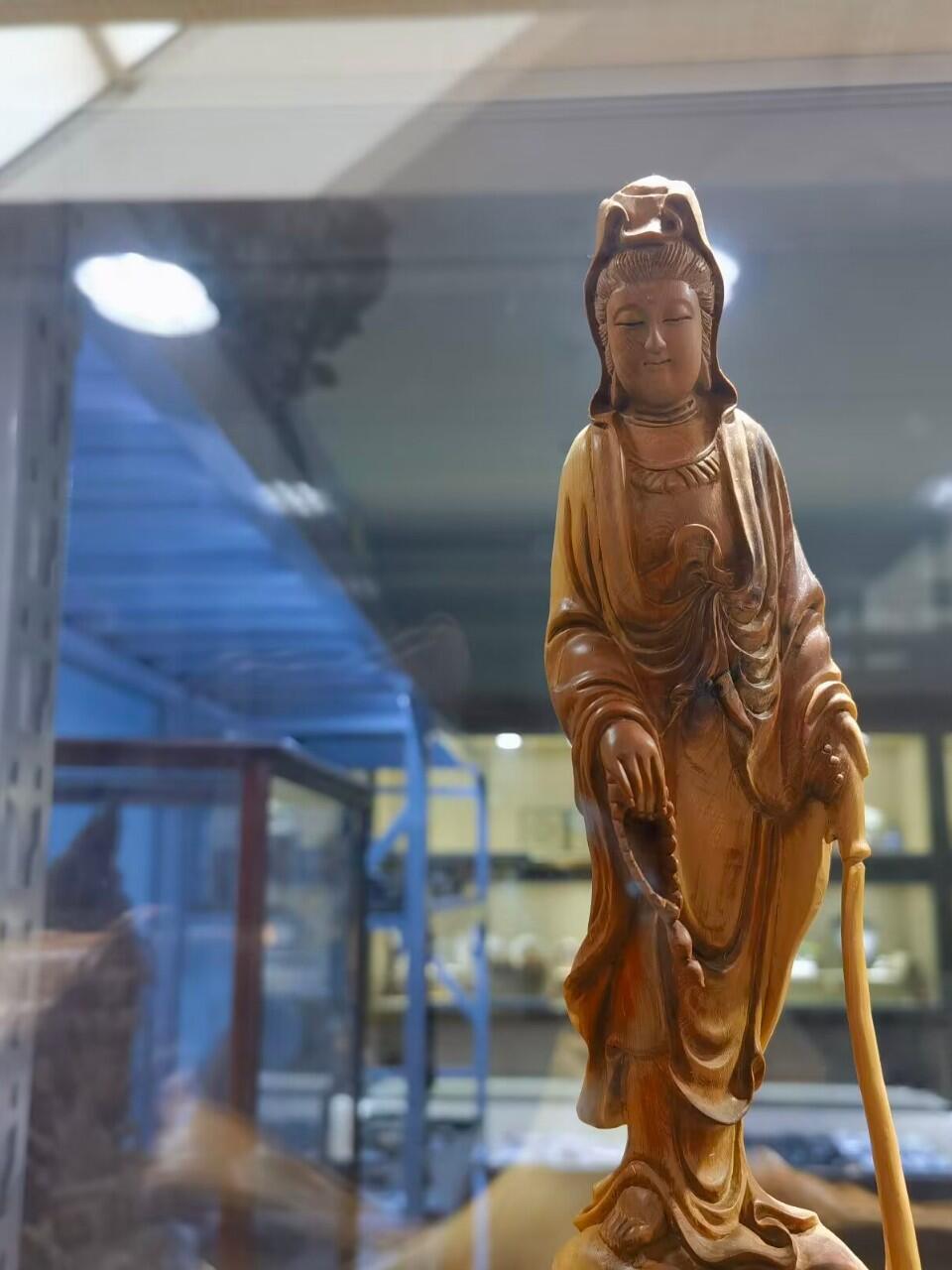 太行崖柏观音摆件乔迁办公祝寿，太行崖柏观音摆件扭曲料原皮原色背部有轻微天然裂痕属正常现象！不影响摆放，介意者慎拍！尺寸：含底座高53宽：65