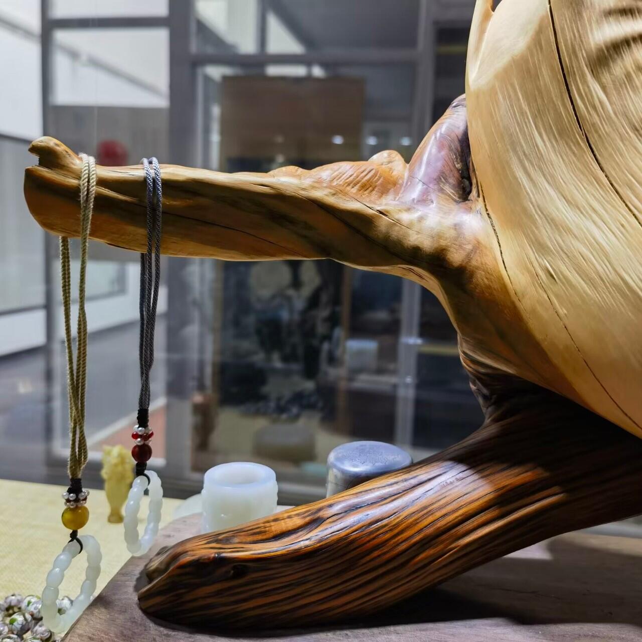 太行崖柏观音摆件乔迁办公祝寿，太行崖柏观音摆件扭曲料原皮原色背部有轻微天然裂痕属正常现象！不影响摆放，介意者慎拍！尺寸：含底座高53宽：65