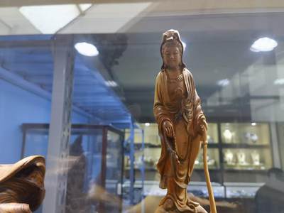 太行崖柏观音摆件乔迁办公祝寿，太行崖柏观音摆件扭曲料原皮原色背部有轻微天然裂痕属正常现象！不影响摆放，介意者慎拍！尺寸：含底座高53宽：65