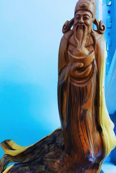 太行崖柏财神摆件，太行崖柏三色扭转虎皮原皮原色财神摆件，尺寸：含底座，高54宽27