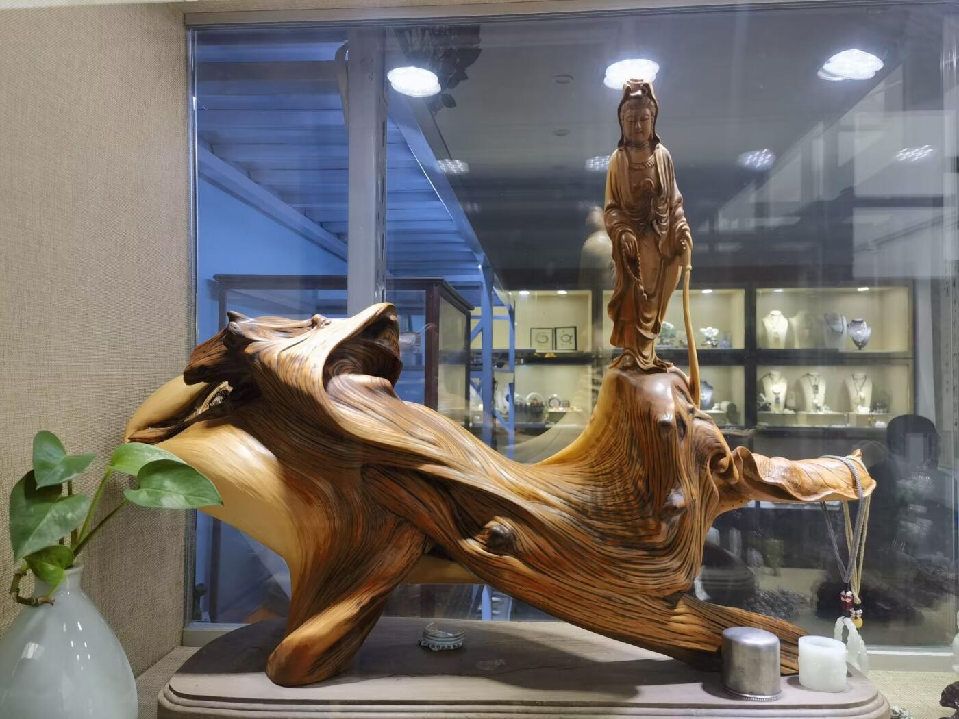 太行崖柏观音摆件乔迁办公祝寿，太行崖柏观音摆件扭曲料原皮原色背部有轻微天然裂痕属正常现象！不影响摆放，介意者慎拍！尺寸：含底座高53宽：65